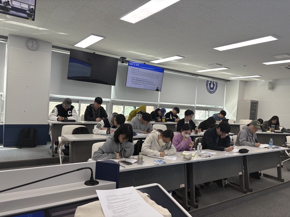 하이플렉스 환경에서 영어번역 수업 현장 이미지